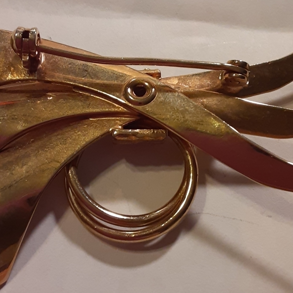 Pretty Brooch Goldtone - Picture 6 of 7